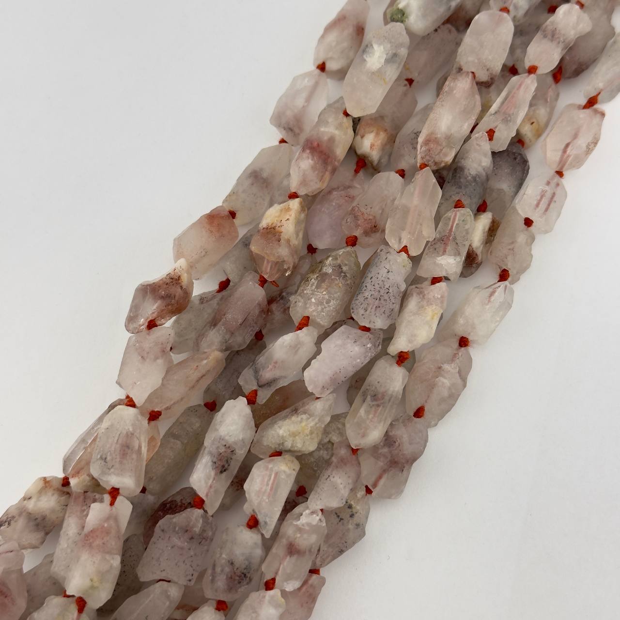 Кварц клубничный необработанный средний размер бусин 10*22мм натуральные бусины